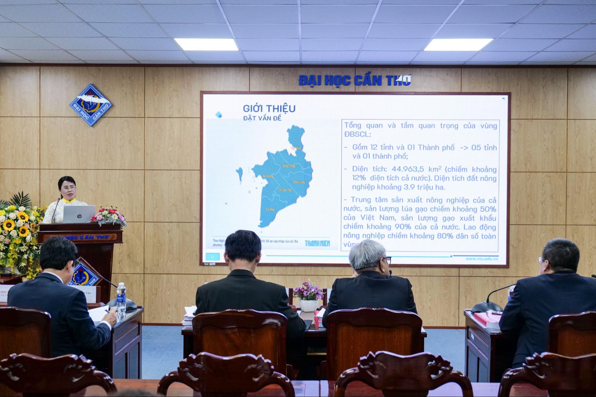 Nghiên cứu sinh trình bày luận án
