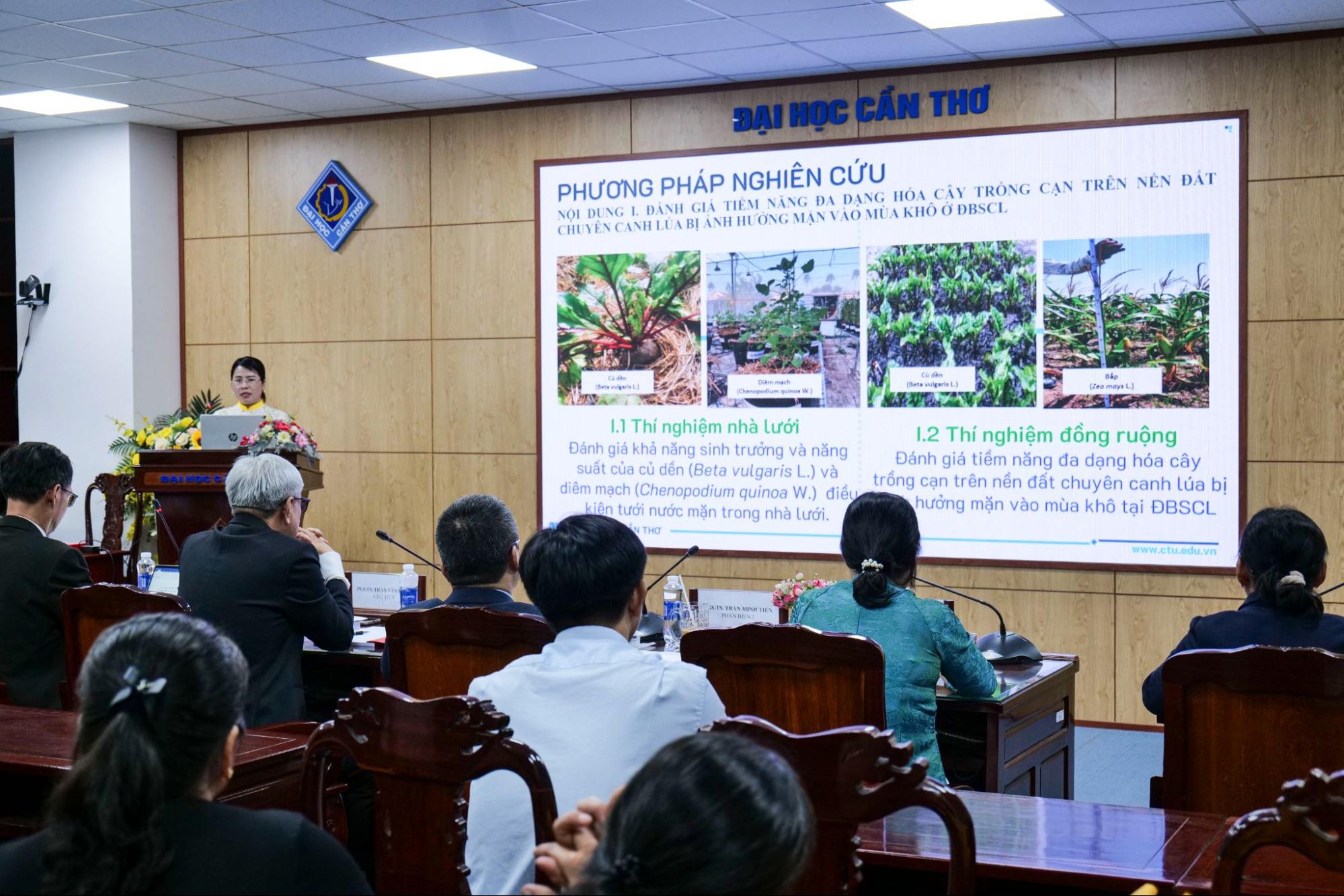 Nghiên cứu sinh trình bày luận án