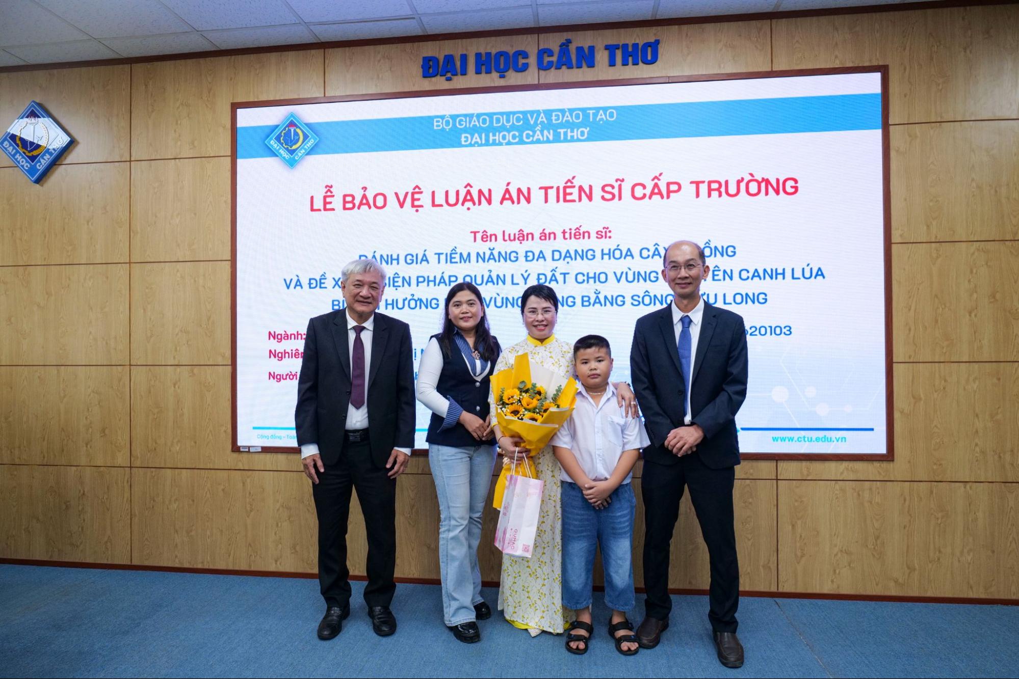 Hình ảnh bảo vệ luận án