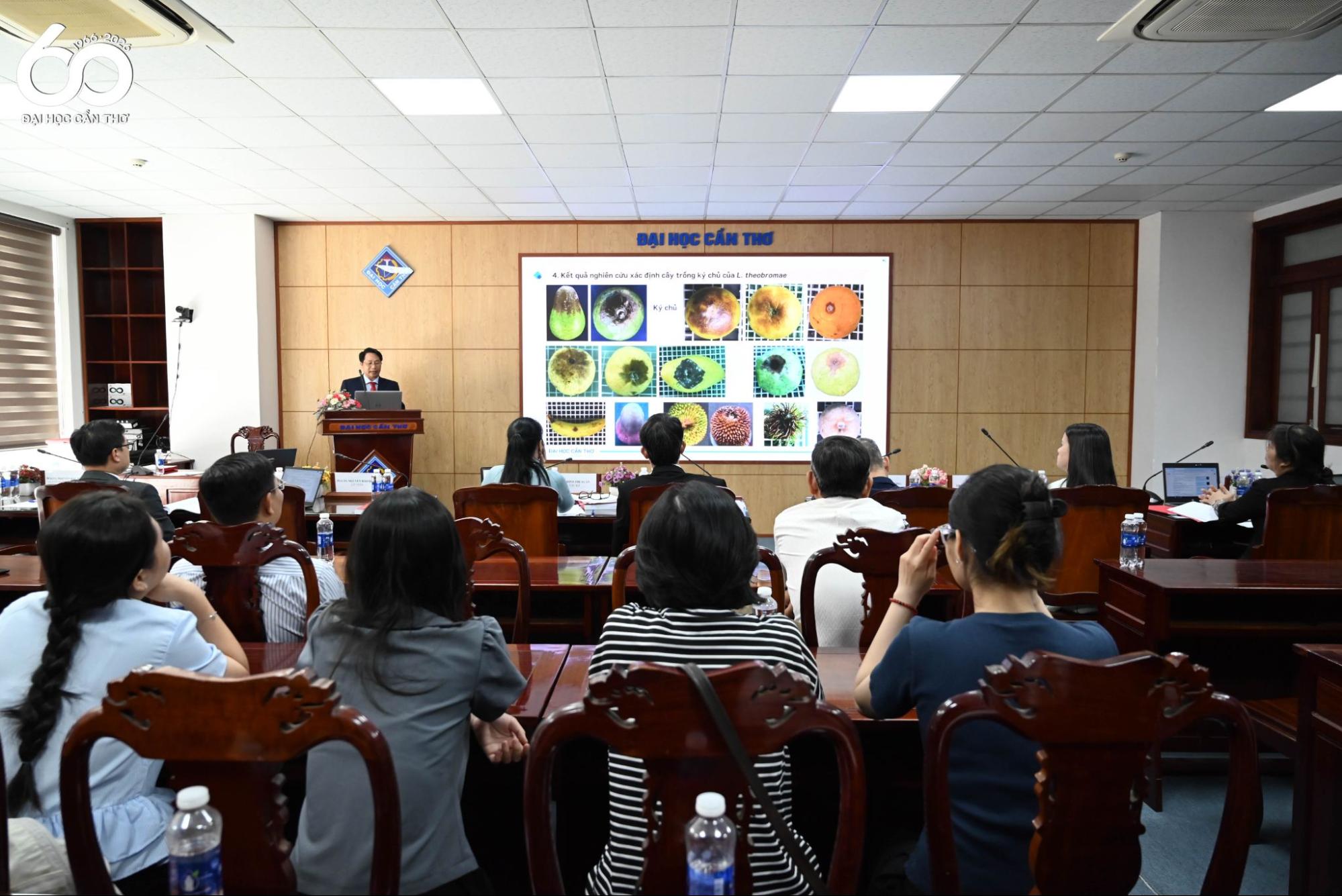 Nghiên cứu sinh Chu Trung Kiên trình bày luận án