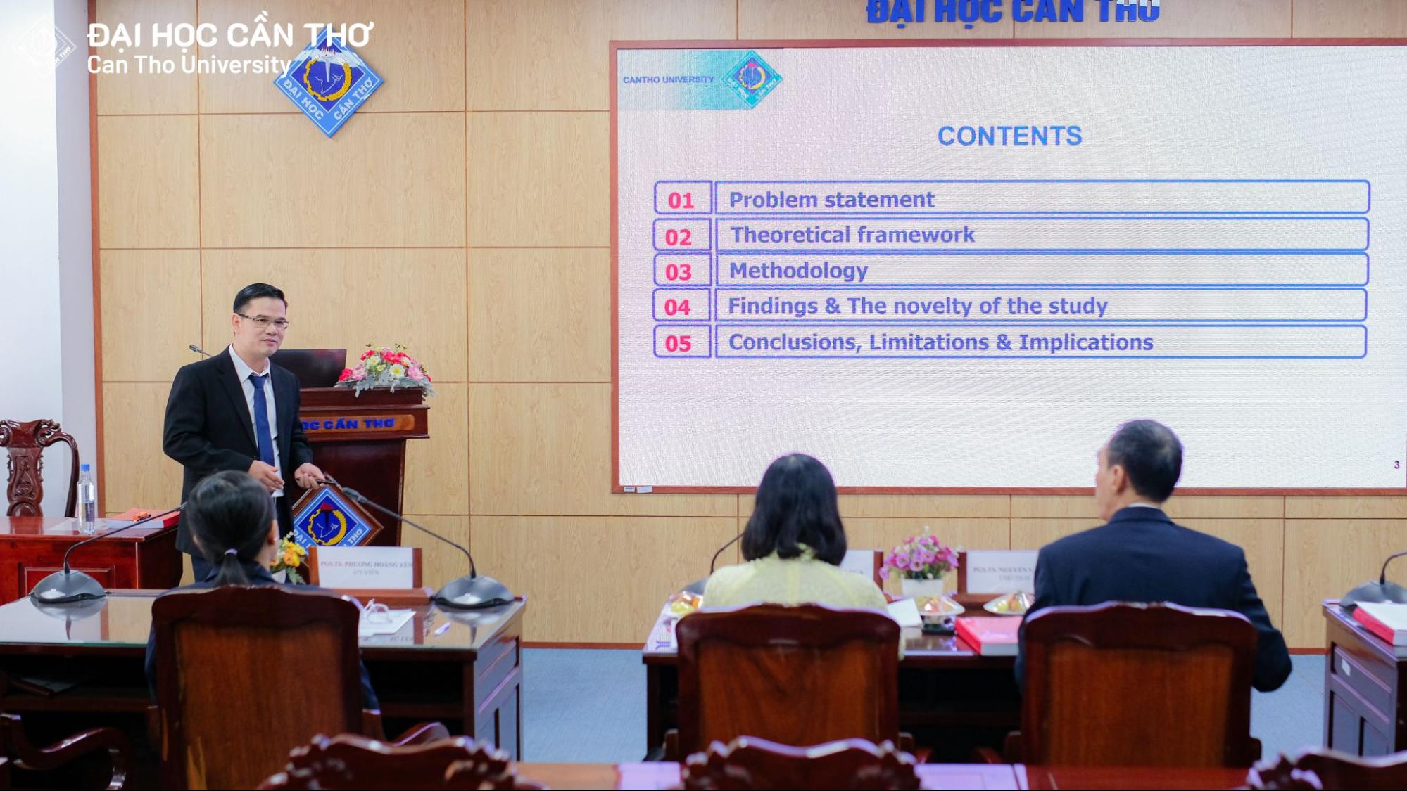 Nghiên cứu sinh trình bày