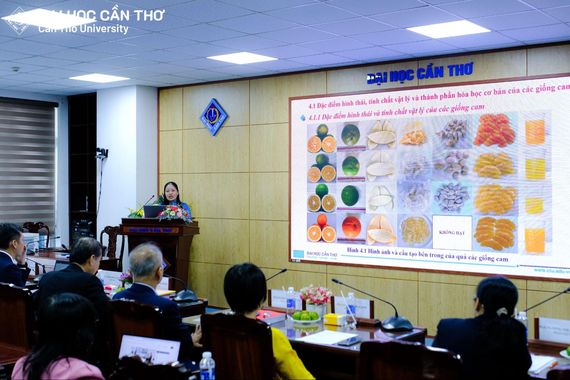 Nghiên cứu sinh trình bày luận án trước hội đồng