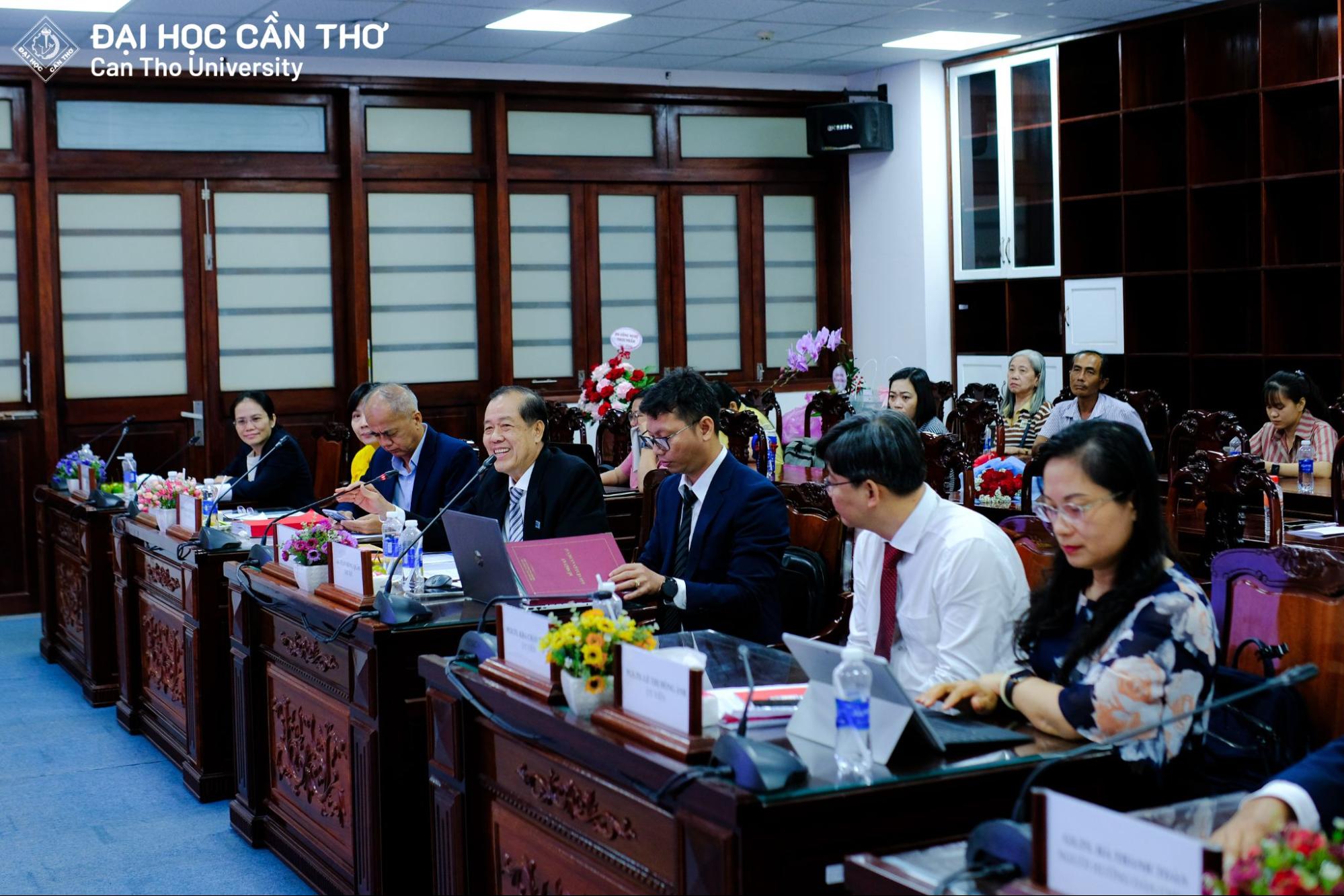 Hội đồng góp ý và đặt câu hỏi về luận án