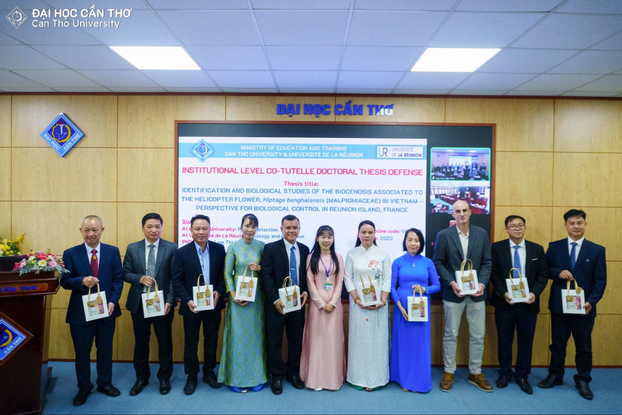 Nghiên cứu sinh nhận hoa chúc mừng