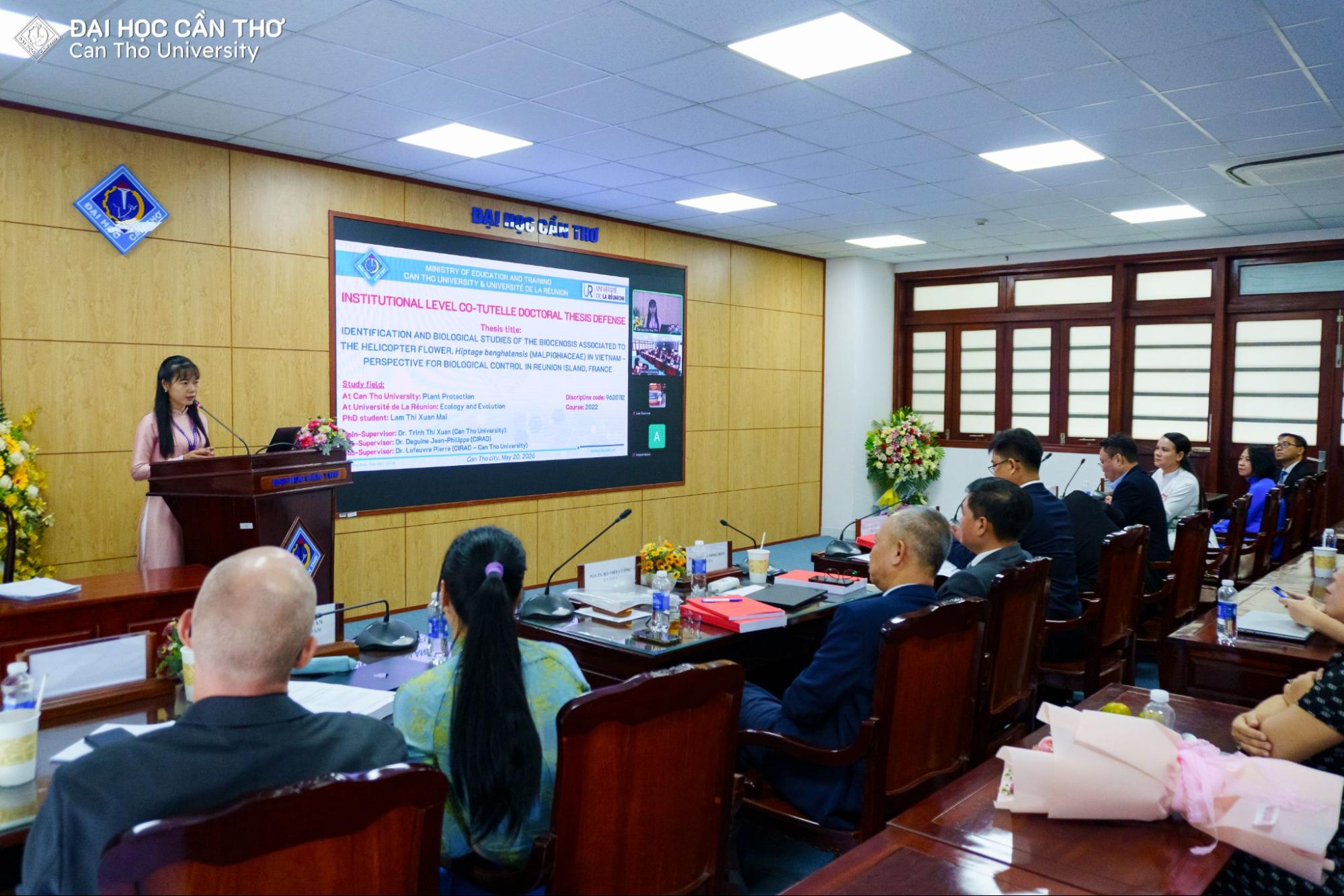 Nghiên cứu sinh trình bày luận án