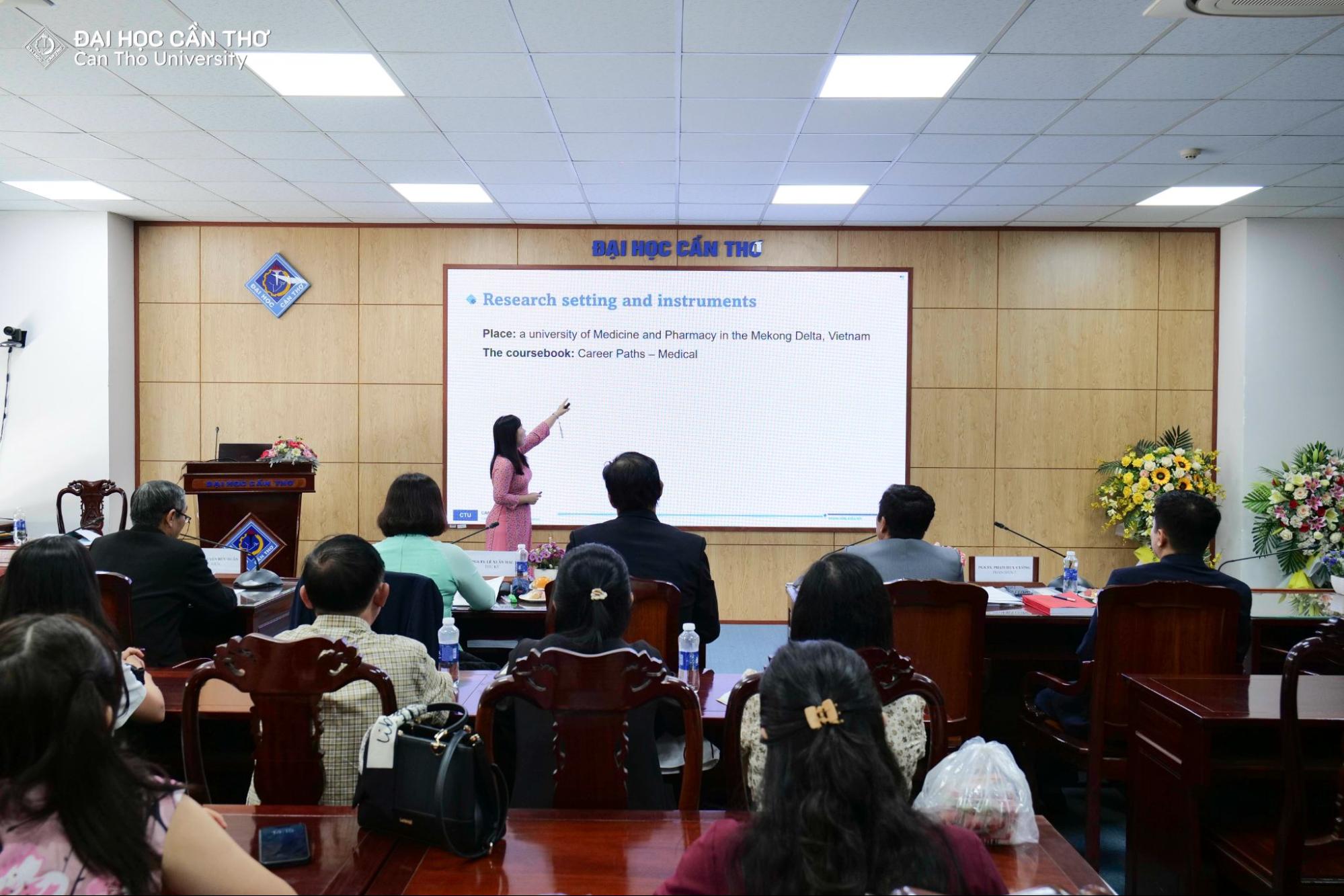 Nghiên cứu sinh trình bày