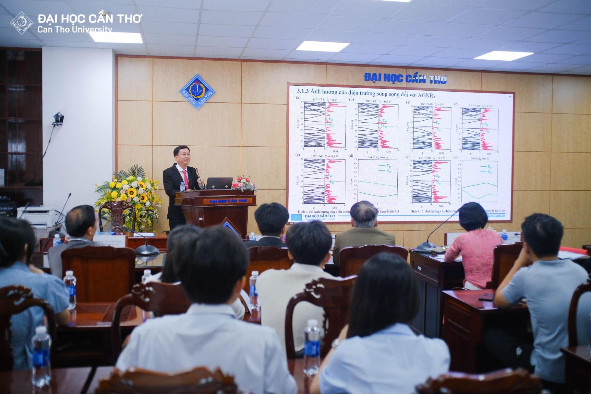 Nghiên cứu sinh trình bày luận án