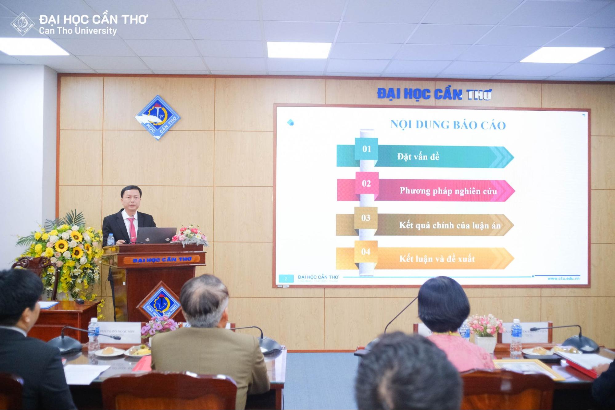 Nghiên cứu sinh trình bày luận án