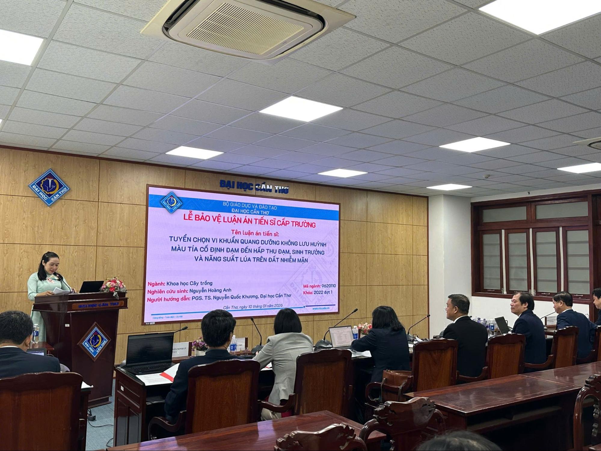 Nghiên cứu sinh bảo vệ luận án