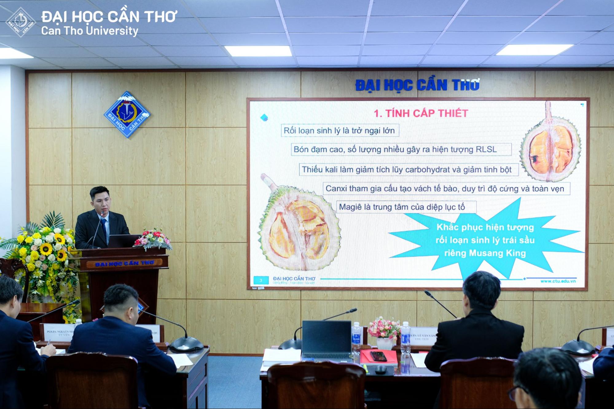 Nghiên cứu sinh trình bày luận án