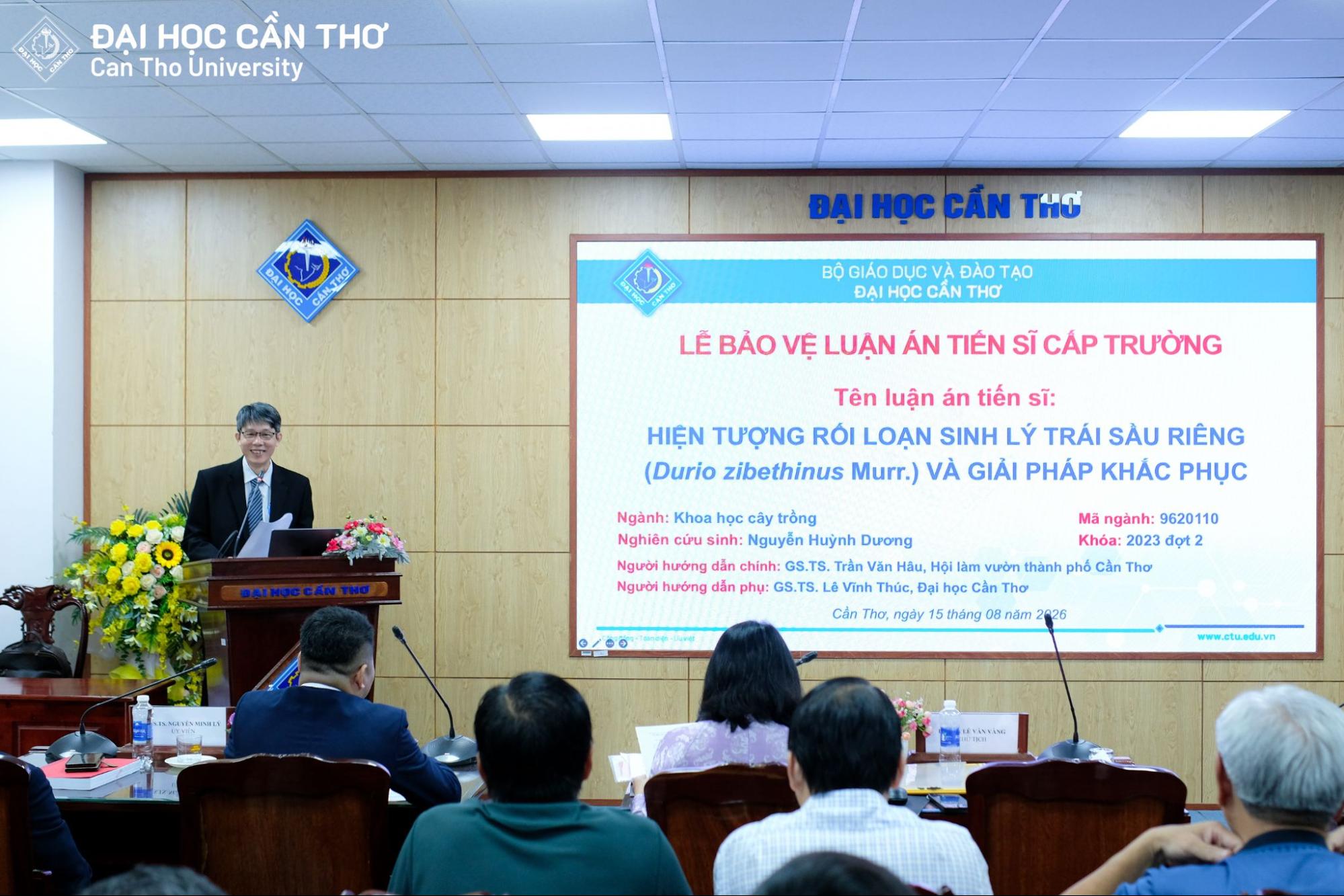 PGS.TS. Lê Văn Vàng tặng Giấy chứng nhận