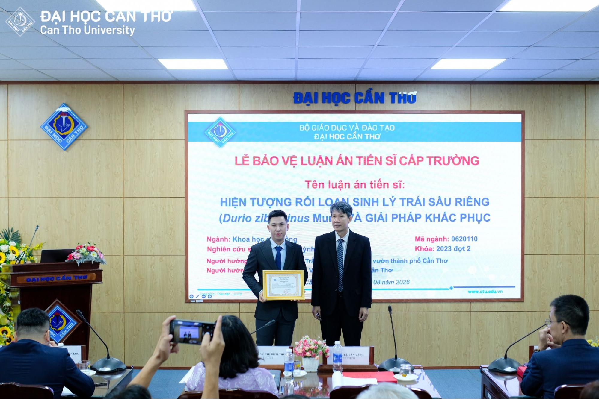 PGS.TS. Lê Văn Vàng tặng Giấy chứng nhận