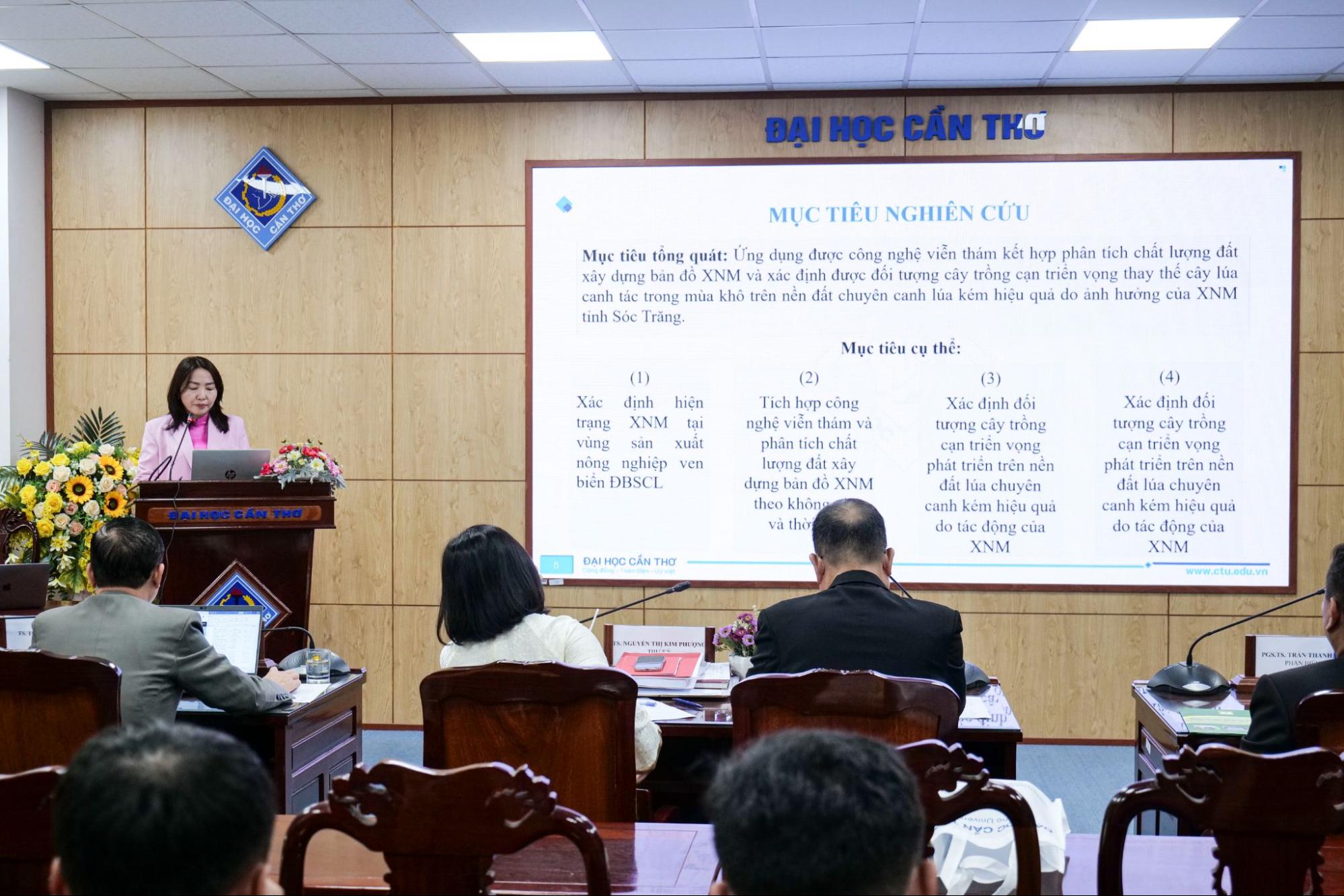 Nghiên cứu sinh trình bày luận án