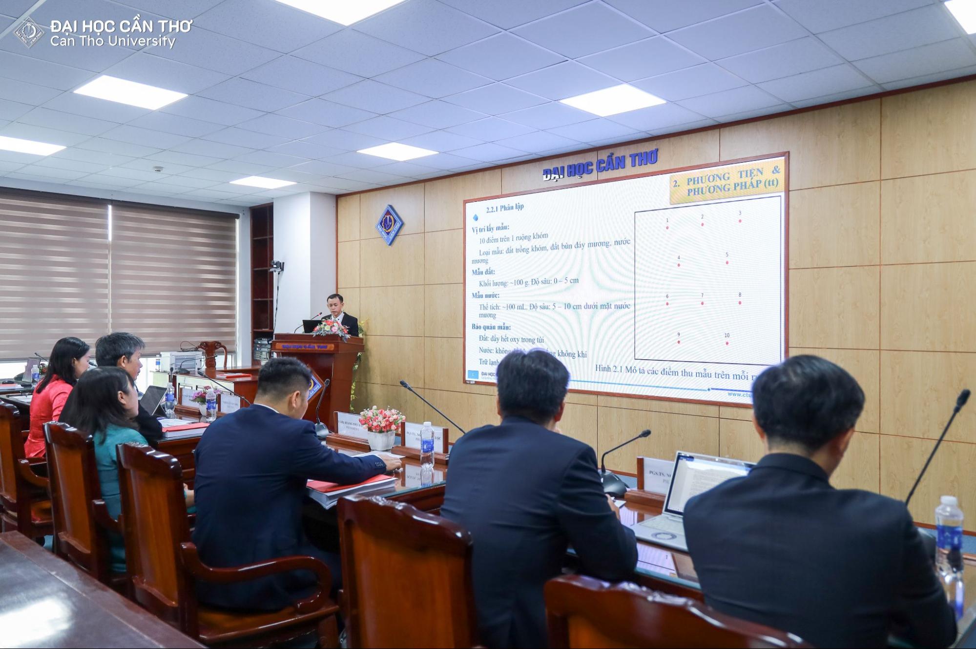 NCS Trần Ngọc Hữu trình bày luận án