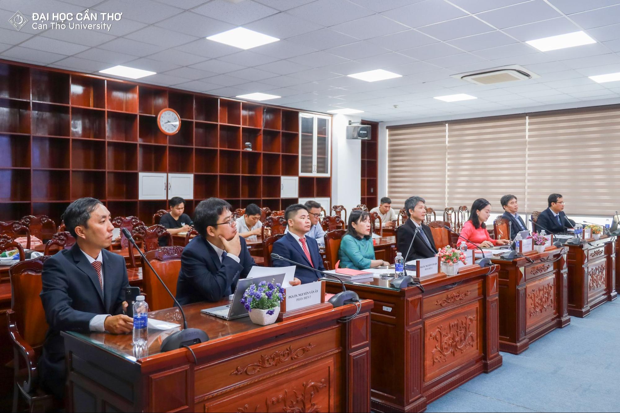 Hội đồng đặt câu hỏi