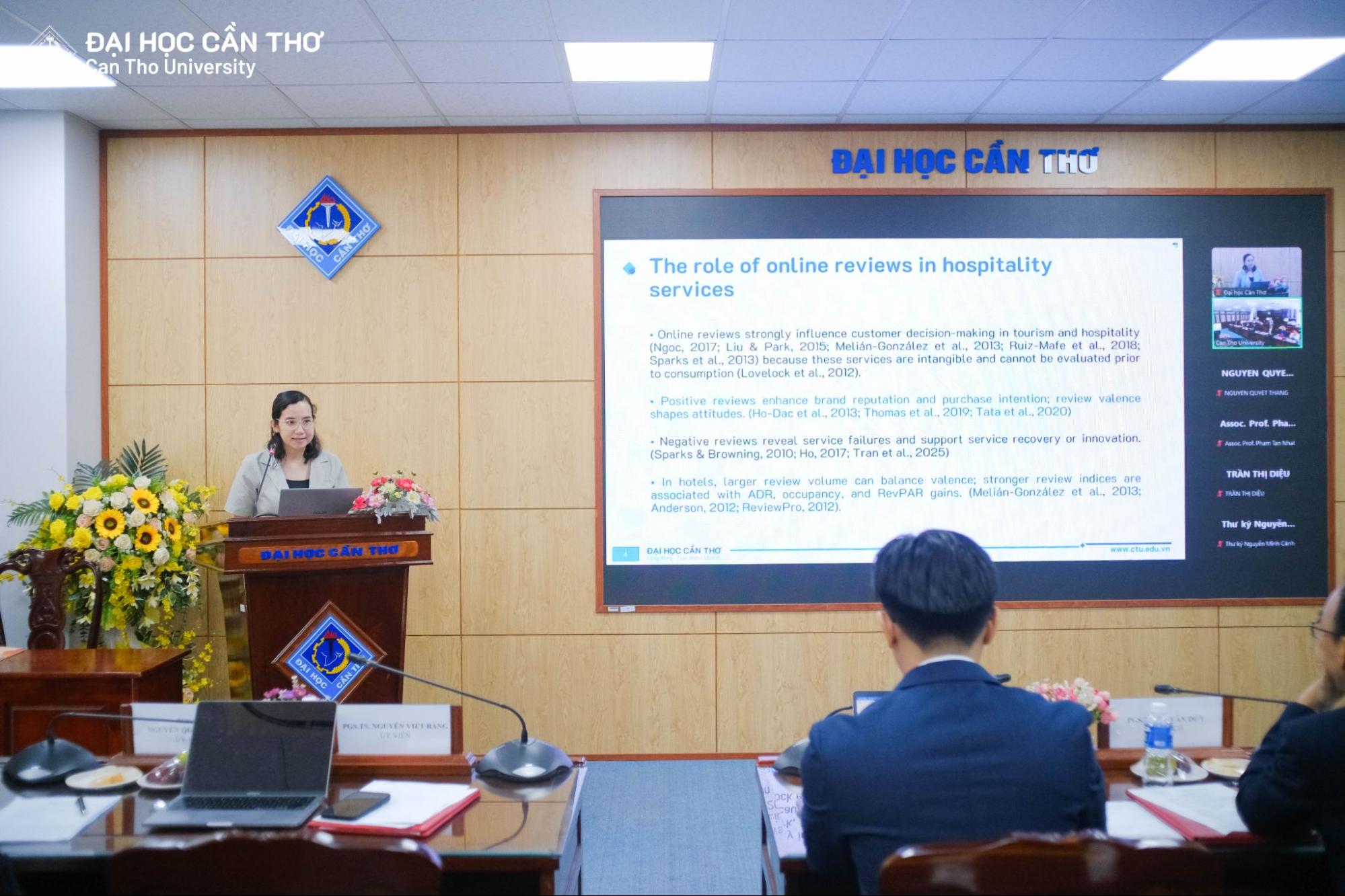 Nghiên cứu sinh trình bày luận án