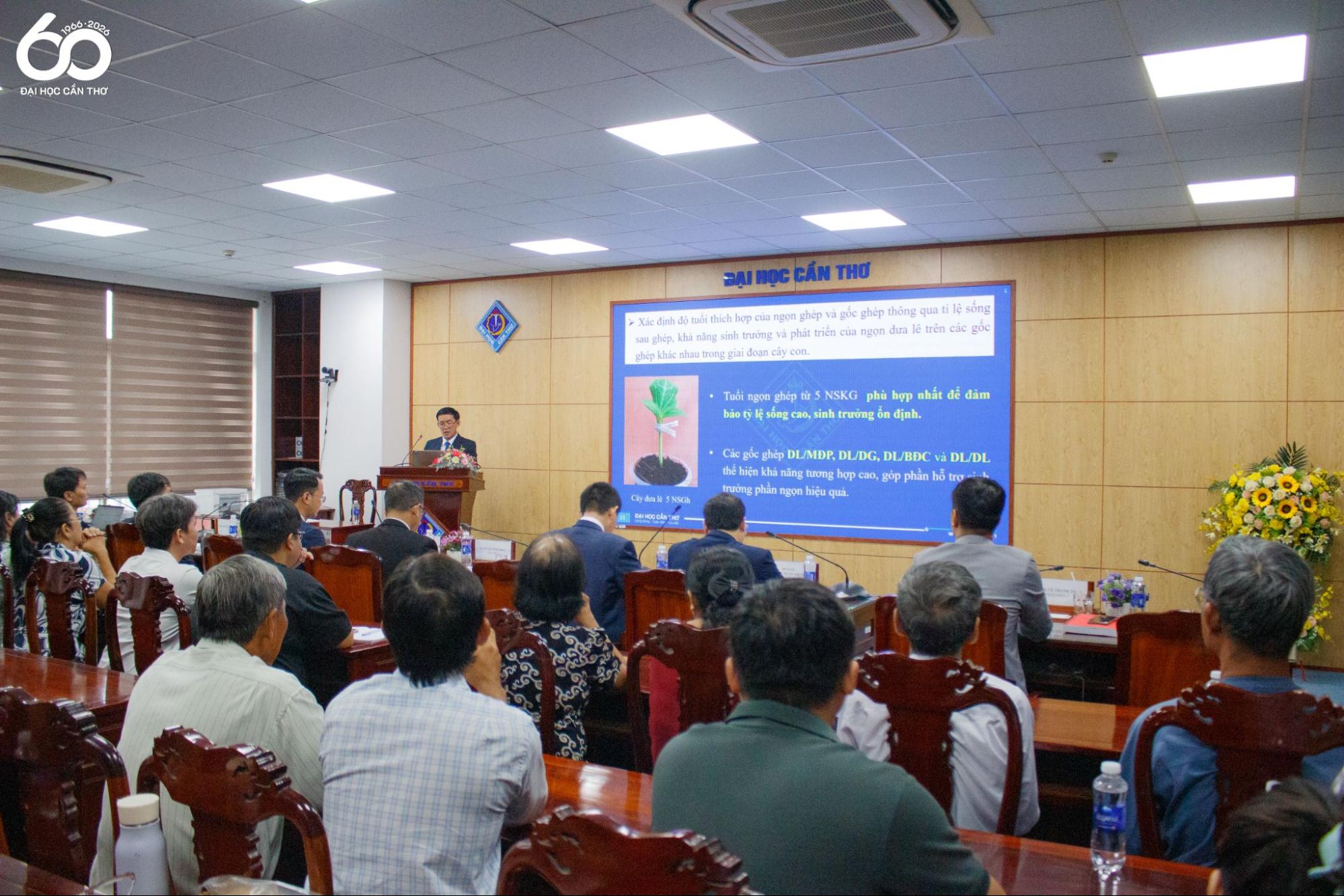 Nghiên cứu sinh Trần Văn Khải trình bày luận án