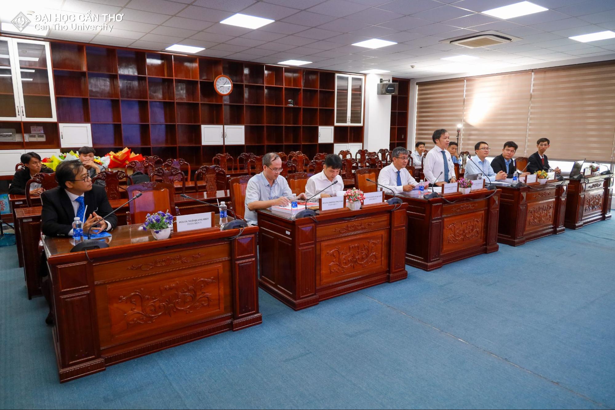 Hội đồng đặt câu hỏi
