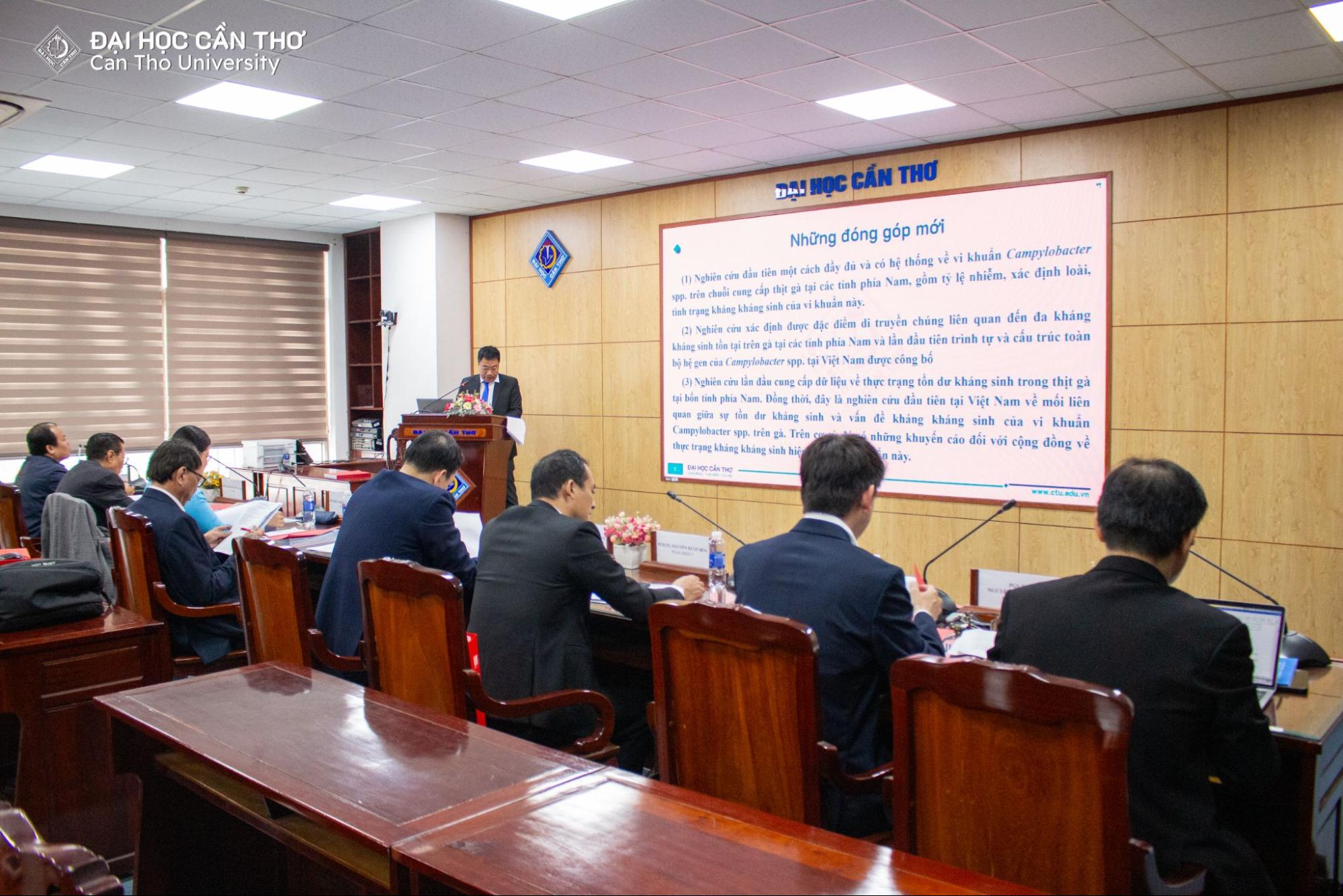 Nghiên cứu sinh Lê Hồng Phong trình bày luận án