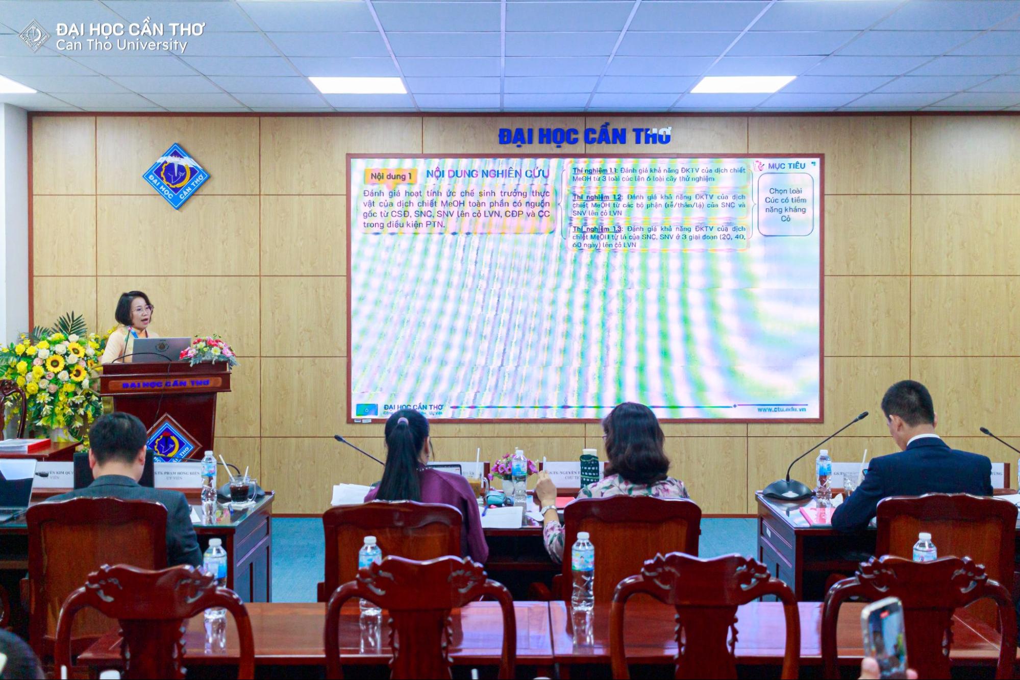 Nghiên cứu sinh trình bày luận án trước hội đồng